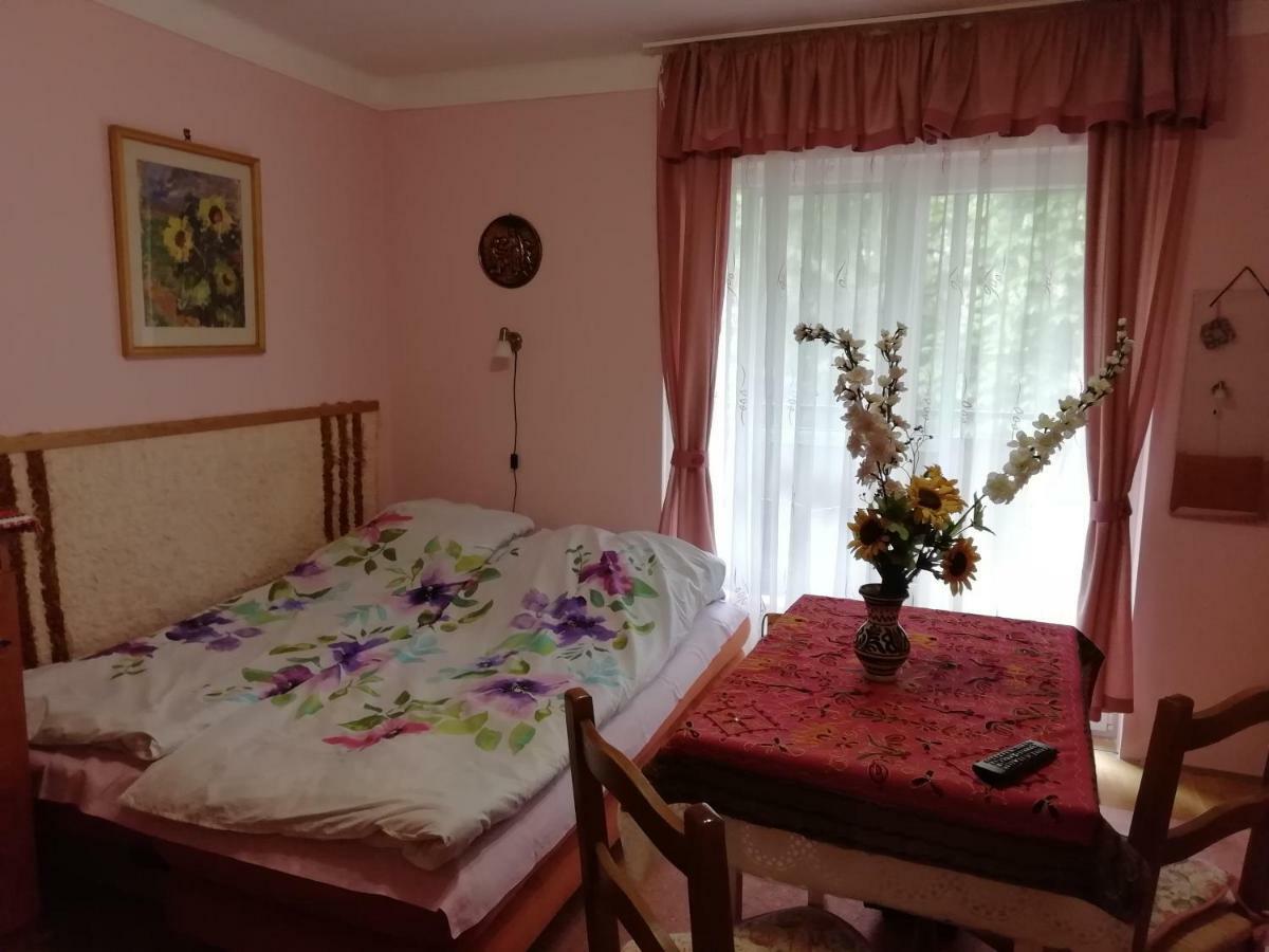 Gyoengyvirag Ueduelo - Mario Apartman Harkány Exteriör bild